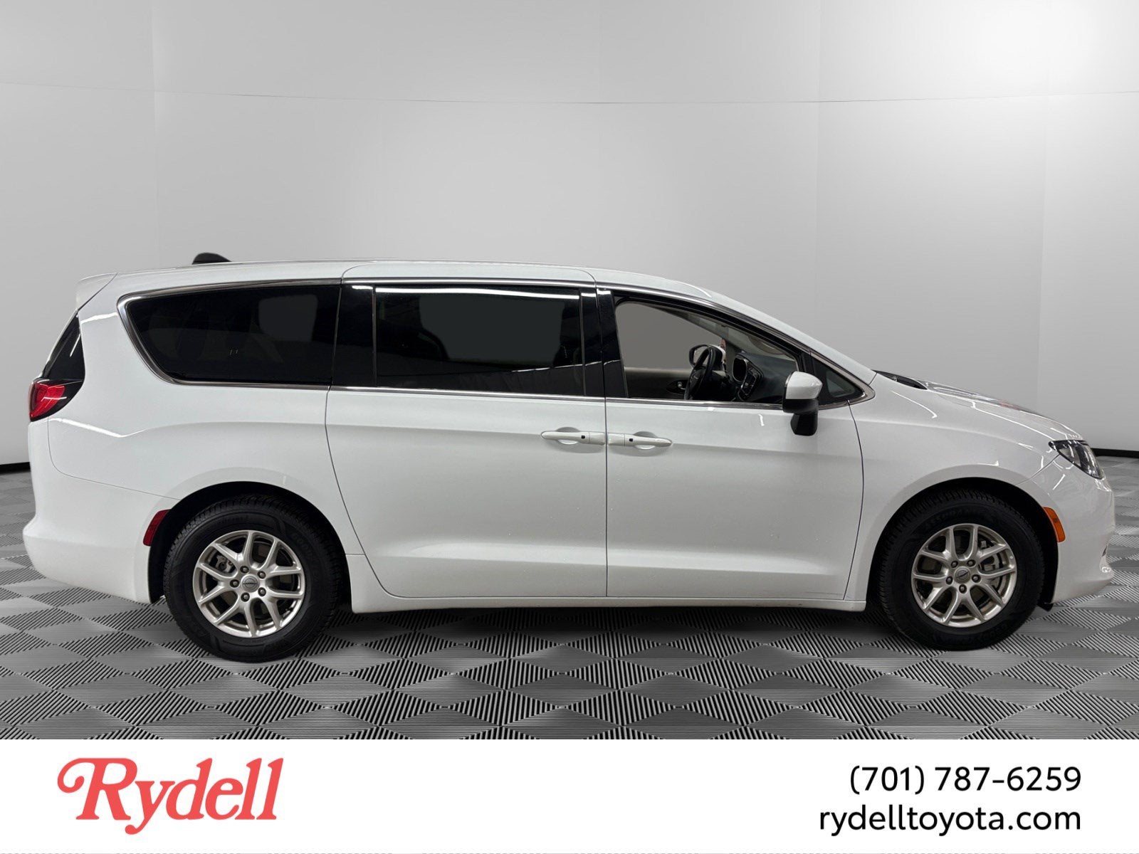 2023 Chrysler Voyager LX