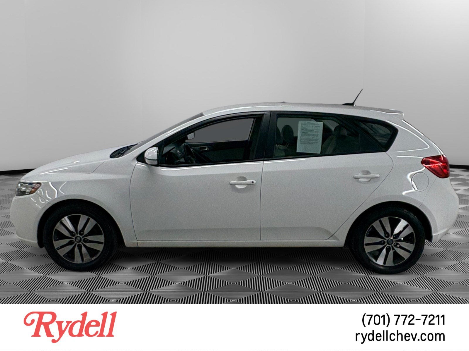Used 2013 Kia Forte EX with VIN KNAFU5A26D5682240 for sale in Grand Forks, ND
